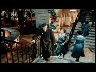 За витриной универмага (1955)