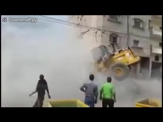 Комичный снос здания