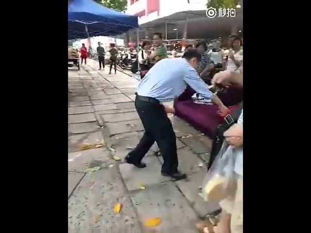 Мальчик из Китая защищает бабушку от полицейских железной трубой