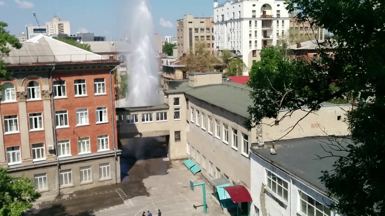 Впечатляющее видео инцидента с прорывом трубы в Харькове